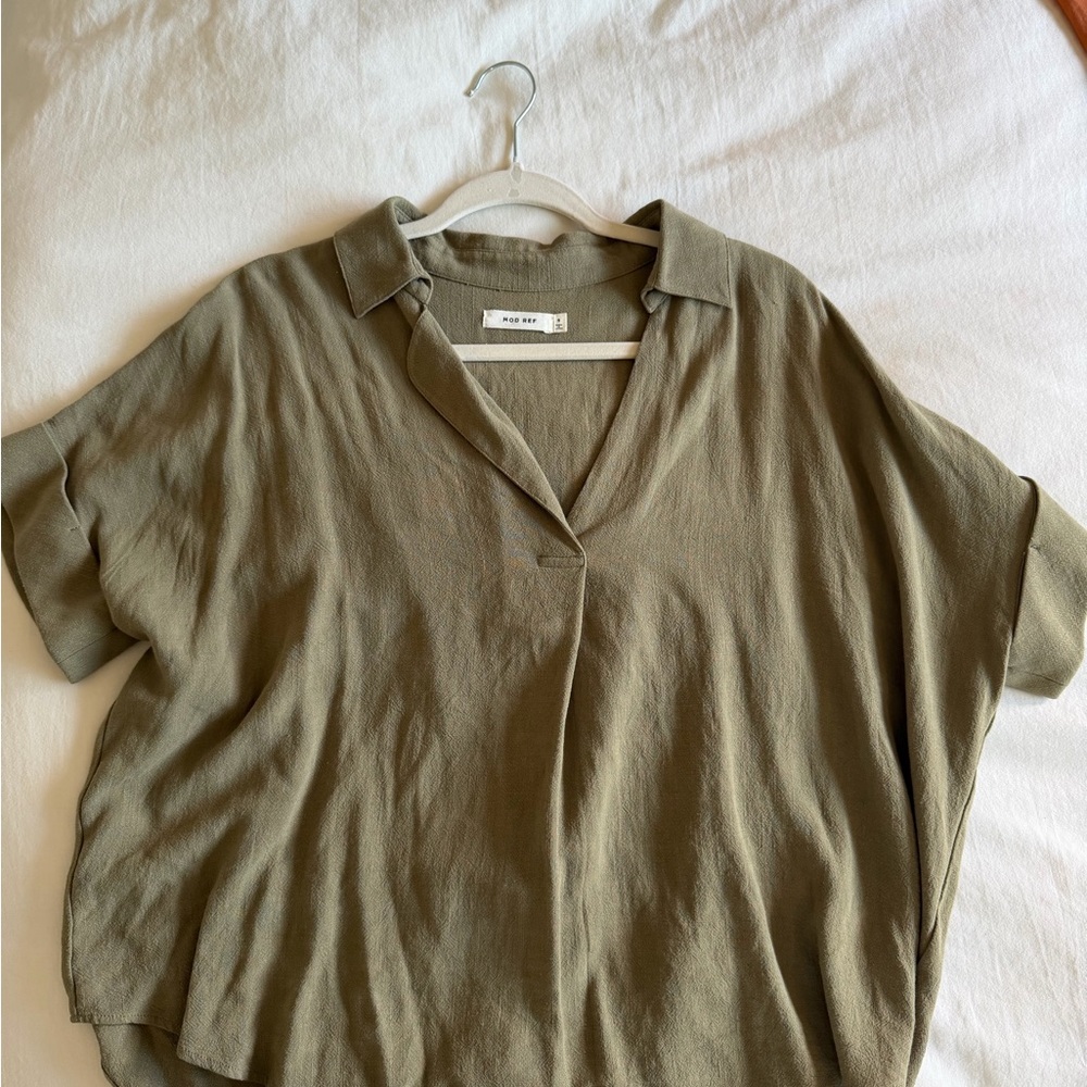 Mod Ref Olive Short-Sleeve V-Neck Collared Top
